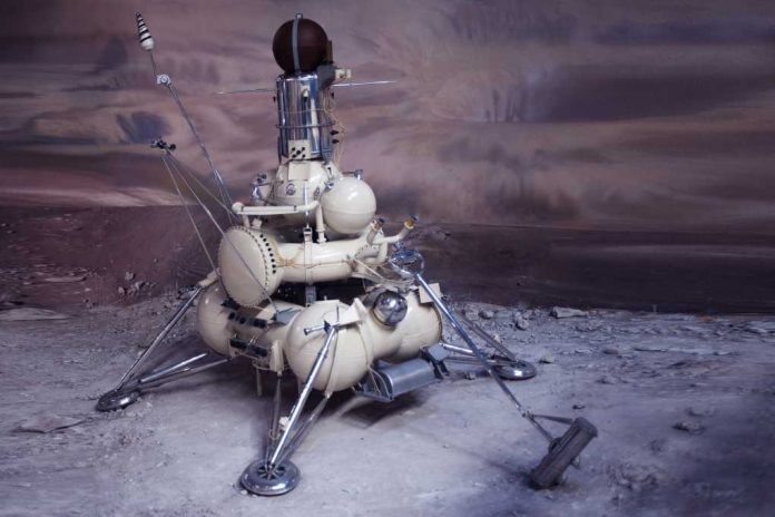Lander-for-surface-exploration_628467044 Soviet-style lunar lander with antennas on a rocky surface