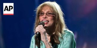 Legendary Singer Reveals Parkinson’s Diagnosis Carly Simon has been diagnosed with Parkinson’s disease