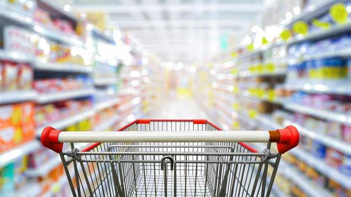 1688252332 Shopping cart in aisle of grocery store