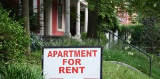 Sign indicating an apartment is available for rent